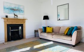 Lovely 2 Bed Specious Flat With Indoor Fire Place